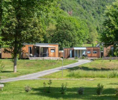 Allée et mobil-homes sur pelouse au Camping Pradelongue
