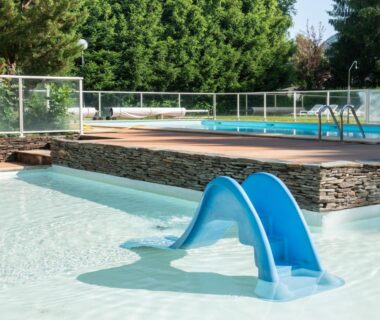 Piscine avec toboggan et bassin peu profond au Camping Pradelongue