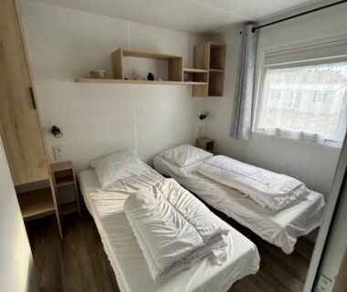 Dans le mobilhome deux lits simples au Camping Quiberon Mobilhomes Bord de Mer Conguel