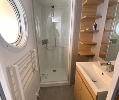 Salle de bain avec cabine de douche et lavabo dans le mobilhome Camping Quiberon Mobilhomes Bord de Mer Conguel