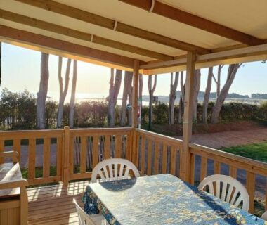 Terrasse en bois avec table et chaises et vue mer au Camping Quiberon Mobilhomes Bord de Mer Conguel