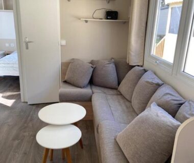 Salon avec canapé et tables basses dans le mobilhome du Camping Quiberon Mobilhomes Bord de Mer Conguel