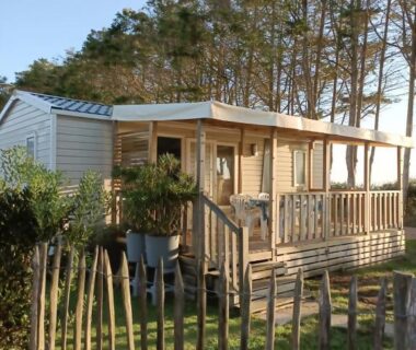 Mobil-home sur terrasse dans la pinède au Camping Quiberon Mobilhomes Bord de Mer Conguel