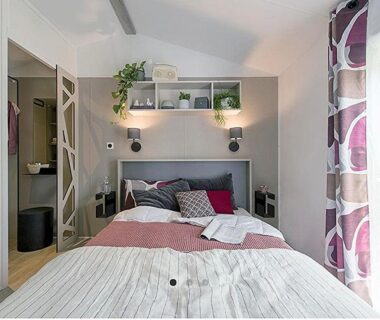 Chambre avec lit double et étagères dans le mobilhome Camping Quiberon Mobilhomes Bord de Mer Conguel