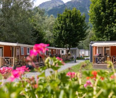 Allée bordée de mobil-homes et fleurs au camping RCN Belledonne
