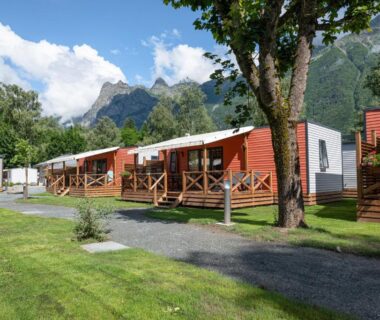 Allée avec mobil-homes et pelouse au Camping RCN Belledonne