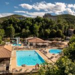 Piscines extérieures et solarium dans le Camping RCN La Bastide en Ardèche