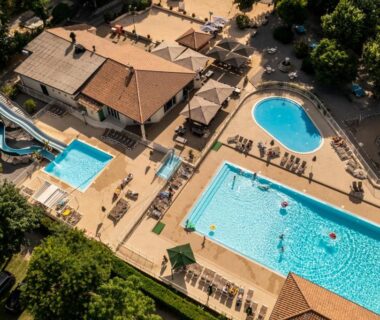 Piscines et toboggans vus du ciel au Camping RCN La Bastide en Ardèche