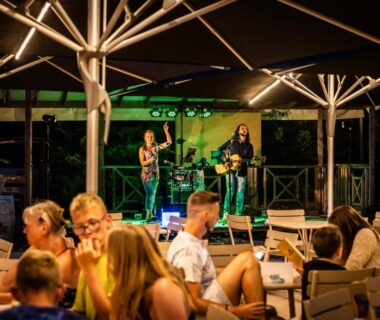 Terrasse extérieure animée avec groupe en concert au Camping RCN La Bastide en Ardèche
