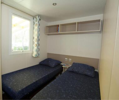 Chambre avec deux lits simples dans l'hébergement du Camping RCN La Bastide en Ardèche
