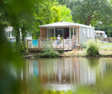 Bord d'étang avec mobile-home et terrasse au Camping RCN La Ferme du Latois