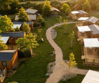 Vue aérienne des mobil-homes et des allées au Camping RCN La Ferme du Latois