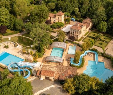 Vue aérienne du complexe aquatique avec toboggans et bassins au Camping RCN Le Moulin de la Pique