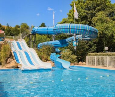 Piscine extérieure avec toboggans aquatiques au Camping RCN Le Moulin de la Pique