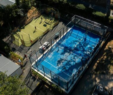 Piscine extérieure entourée d'un terrain multisport au Camping RCN Port l'Epine