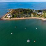 Côte, plage et bateaux depuis le large au Camping RCN Port l'Epine