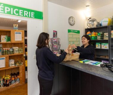 Comptoir de réception et rayons d'épicerie au Camping RCN Port l'Epine
