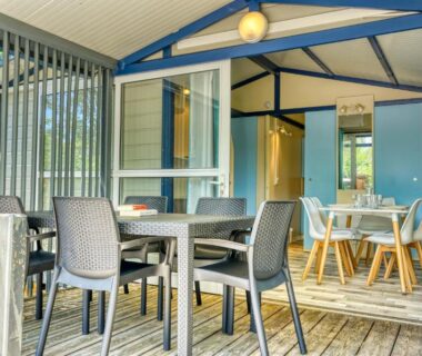 Terrasse couverte avec table et chaises du mobil-home Camping Resort Les Champs Blancs