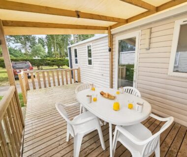 Terrasse en bois avec table et chaises du Camping Riva Bella