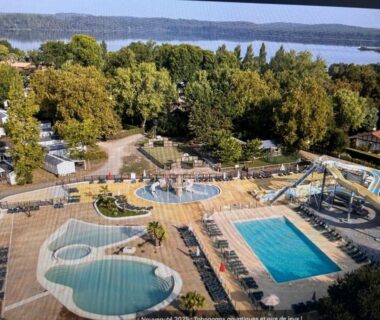 Complexe aquatique avec bassins et toboggans au Camping Rivages des Landes Mobil-home climatisé et Tv