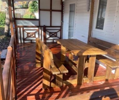 Terrasse en bois avec table et bancs du Mobil-home climatisé et Tv au Camping Rivages des Landes
