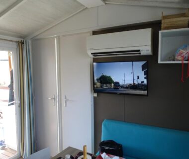 Intérieur mobil-home avec climatisation et télévision au Camping Rivages des Landes Mobil-home climatisé et Tv