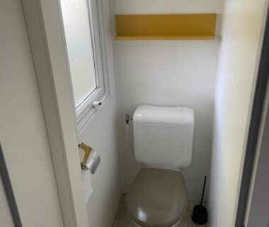 Toilette dans le mobil-home avec WC et fenêtre du Camping Rivages des Landes Mobil-home climatisé et Tv