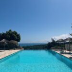 Piscine à débordement avec vue mer au Camping Rondinara