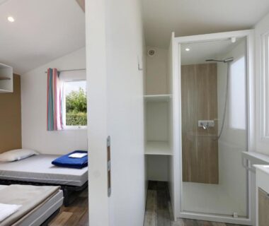 Coin nuit avec lits et douche dans le Camping Rondinara