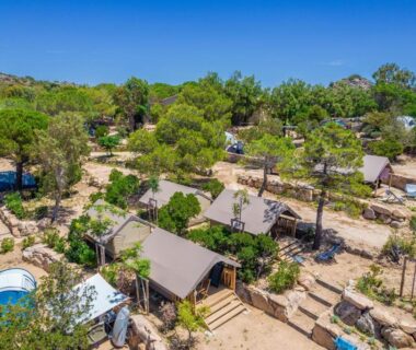 Vue aérienne des tentes lodges et chemins dans la pinède du Camping Rondinara