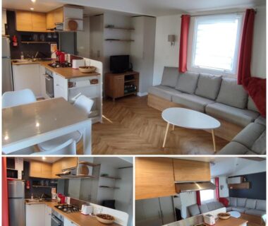 Séjour avec canapé et kitchenette au Camping SIBLU Domaine de Kerlann