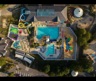 Vue aérienne du parc aquatique avec toboggans au Camping SIBLU Domaine de Kerlann