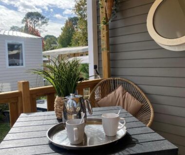 Terrasse avec table tasses et plante sur mobil-home du Camping SIBLU Les Viviers 4 étoiles