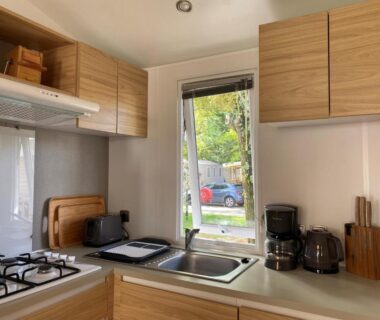 Cuisine équipée avec évier et plaque de cuisson dans le locatif du Camping SIBLU Les Viviers