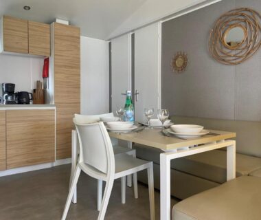 Coin repas avec kitchenette et banquette dans le camping SIBLU Les Viviers