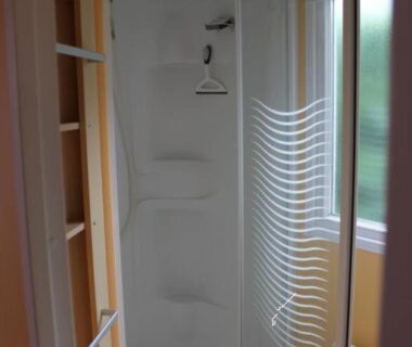 Salle d'eau avec cabine de douche du Camping Sable d'Or 3 chambres