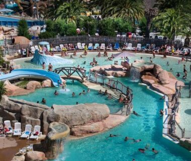 Complexe aquatique avec piscines toboggans et rivière au Camping Sable d'Or 3 chambres