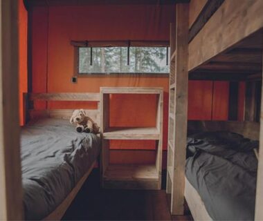 Dortoir en bois avec lits superposés et peluche au Camping Saint-Lambert – Maeva