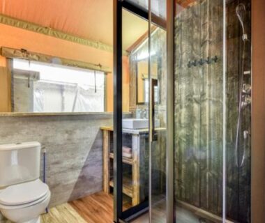 Salle de bain avec douche vitrée et WC du Camping Saint-Lambert Maeva