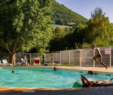 Piscine extérieure avec baigneurs au Camping Saint-Lambert Maeva
