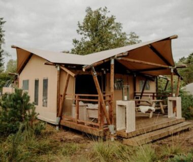 Lodge toilé sur terrasse en bois au Camping Saint-Lambert Maeva