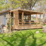Terrasse en bois avec mobilier et vélos dans le Camping Saint Laurent