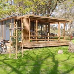 Terrasse en bois avec mobilier et vélos dans le Camping Saint Laurent