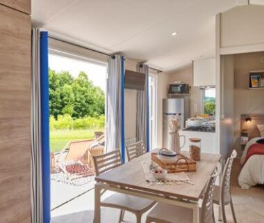 Intérieur mobil home ouvert sur terrasse et jardin au Camping Saint Laurent