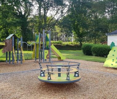 Aire de jeux extérieure avec tourniquet et toboggans au Camping Saint Laurent