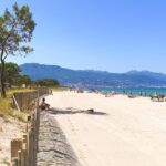 Plage de sable avec parasols au Camping San Damiano