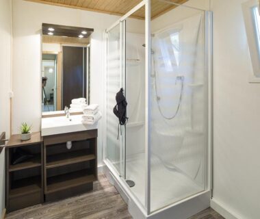 Salle de bains avec cabine de douche au Camping San Damiano