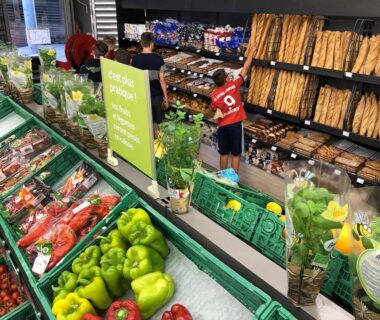 Épicerie intérieure avec légumes et baguettes au Camping San Damiano