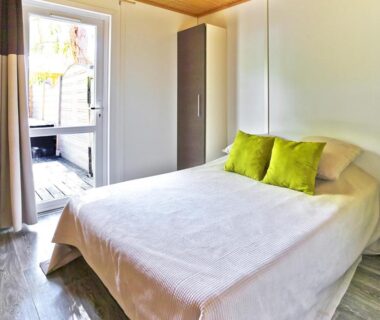 Chambre avec lit double et terrasse au Camping San Damiano