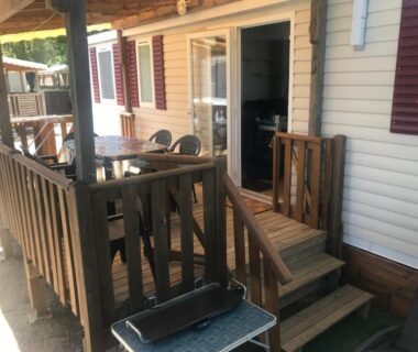 Terrasse en bois avec table et chaises au Camping Siblu